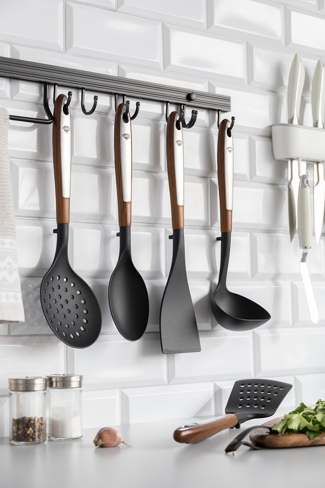 Поварешки на кухонном ригеле | Фото для карточки Ozon