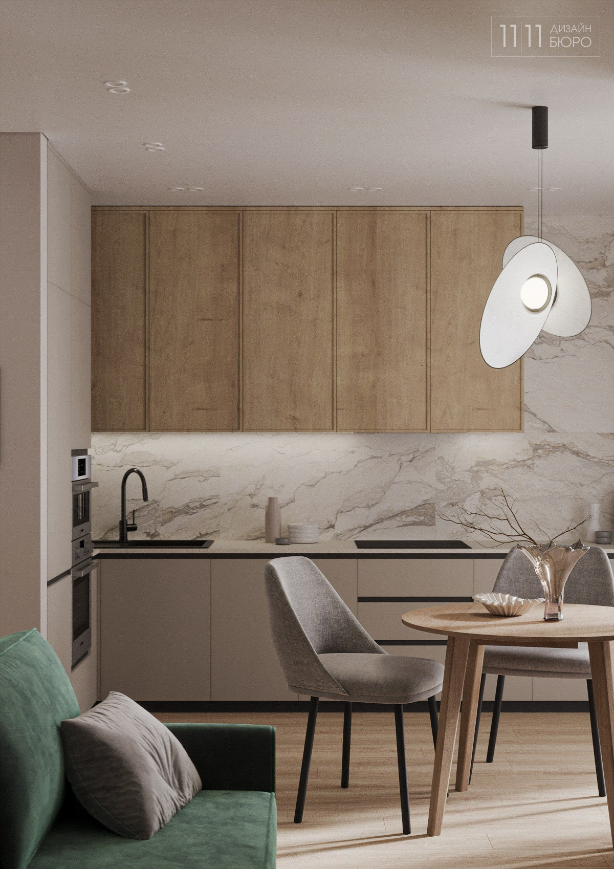 Интерьер кухни со светлым деревом и фартуком под мрамор