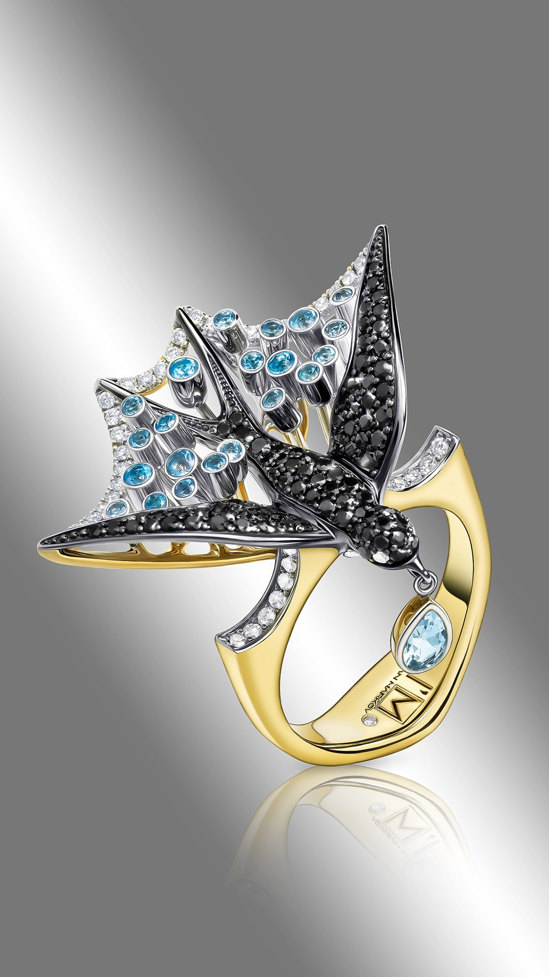 Фотография дизайнерского кольца из лимонного золота с бриллиантами на градиентном фоне