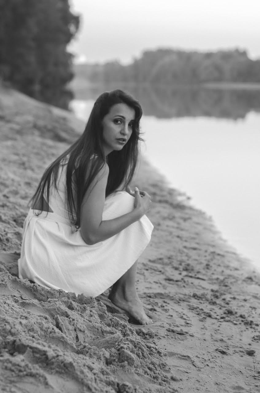 Tamara photoshoot by the water. Family, portrait, content photo in Costa Rica Evgeniya Besprozvannykh