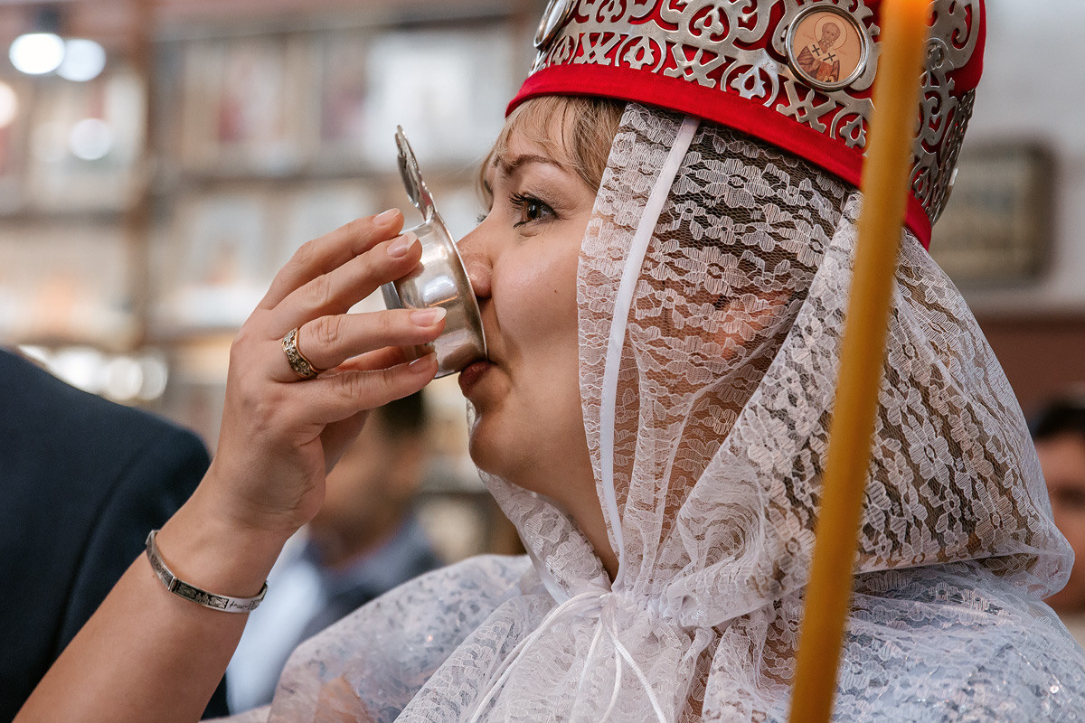 Чаша с вином на Венчании - символ жизненной чаши радостей и скорбей, которую супруги должны делить до конца своих дней.