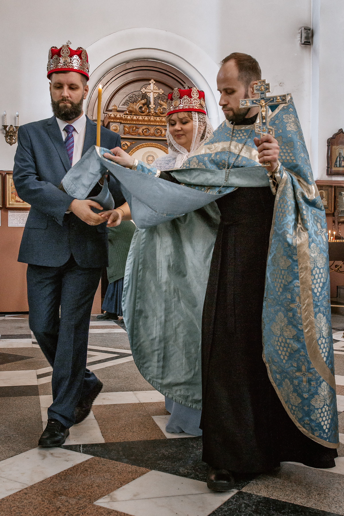 Через руку священника венчающиеся  получают благословение на свой союз от самой Церкви.