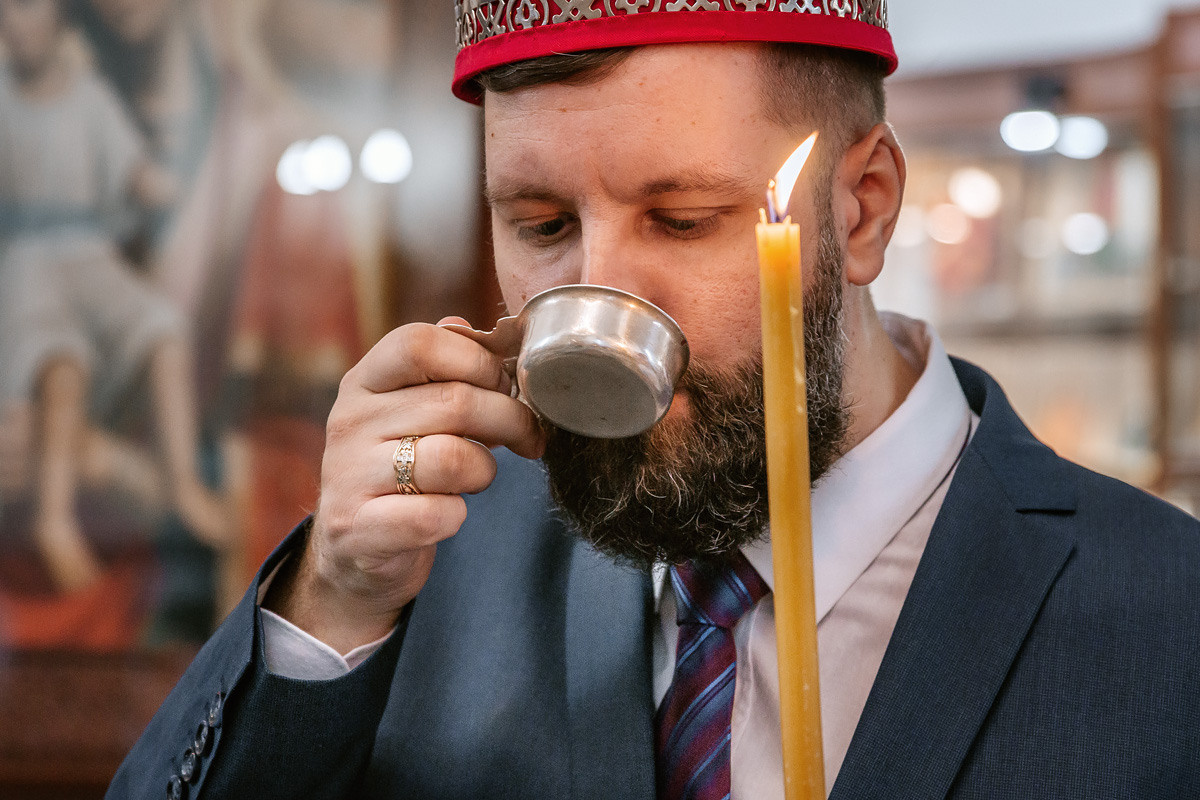 Священник троекратно дает венчающейся паре испить вина из общей чаши — сначала мужу, как главе семьи, потом жене.