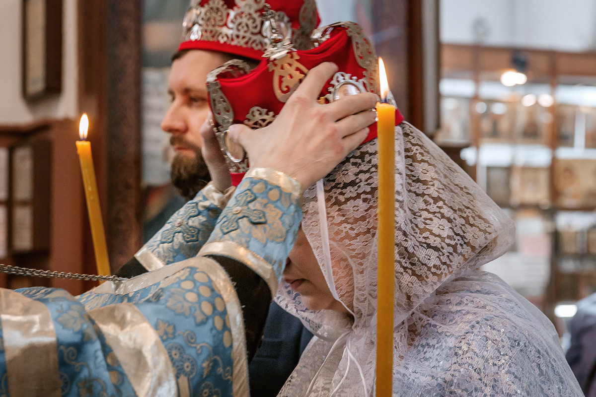 Возложение венцов на жениха и невесту.