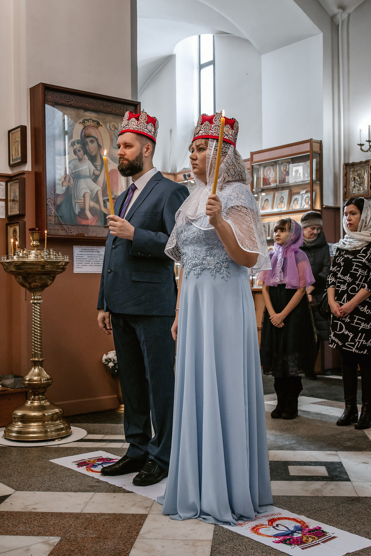 Жених и невеста на таинстве Венчания.