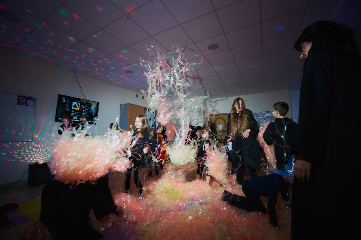 Тематический праздник в языковой школе FunLS. Репортажный и женский фотограф в Новосибирске