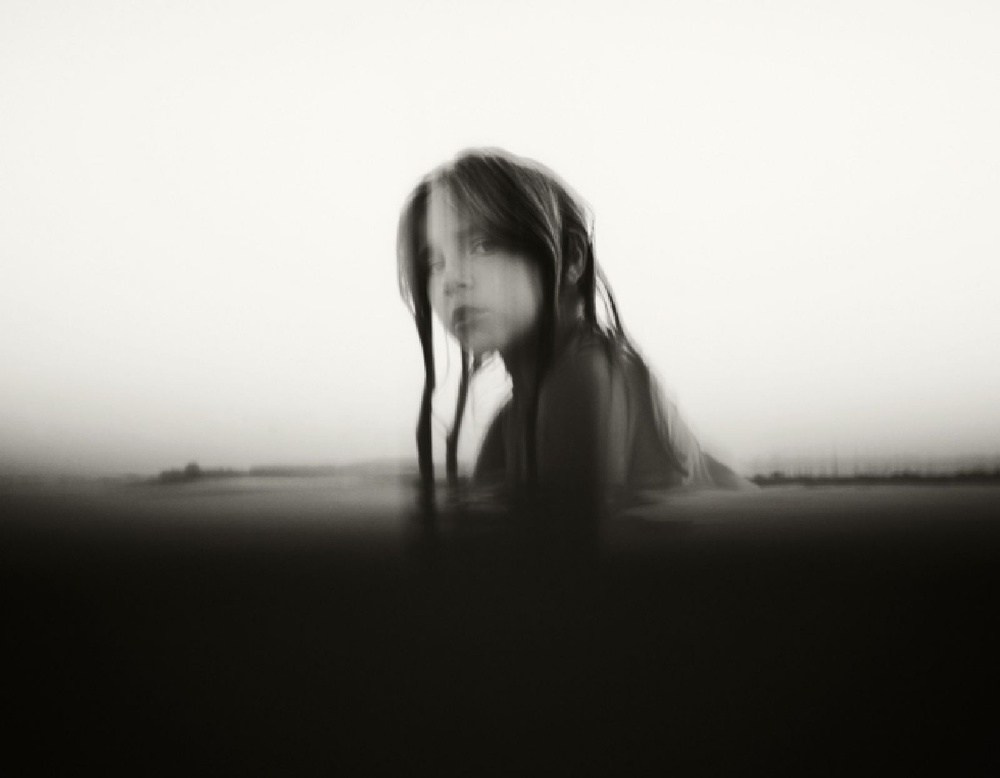 черно-белый подводный портрет с мягким светом и движением воды