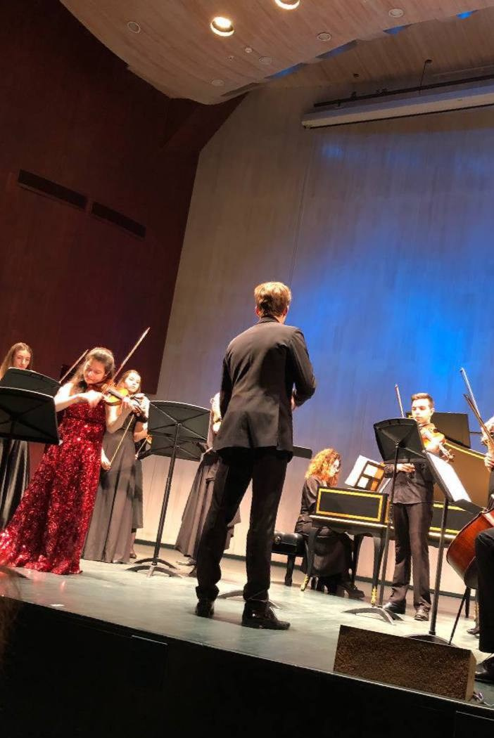 На сцене. Скрипачка Анна Савкина