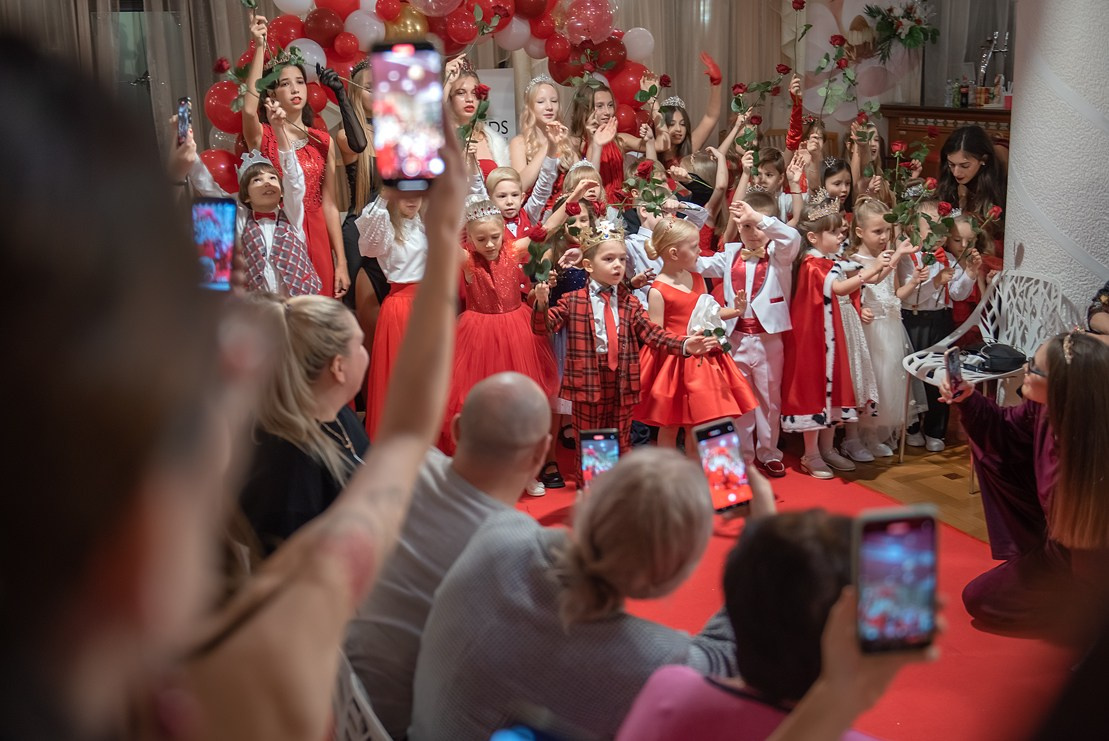 Выпускной в детской школе моделей HAPPYkids 2024. Семейный и коммерческий фотограф в Сочи Александр Бодунов
