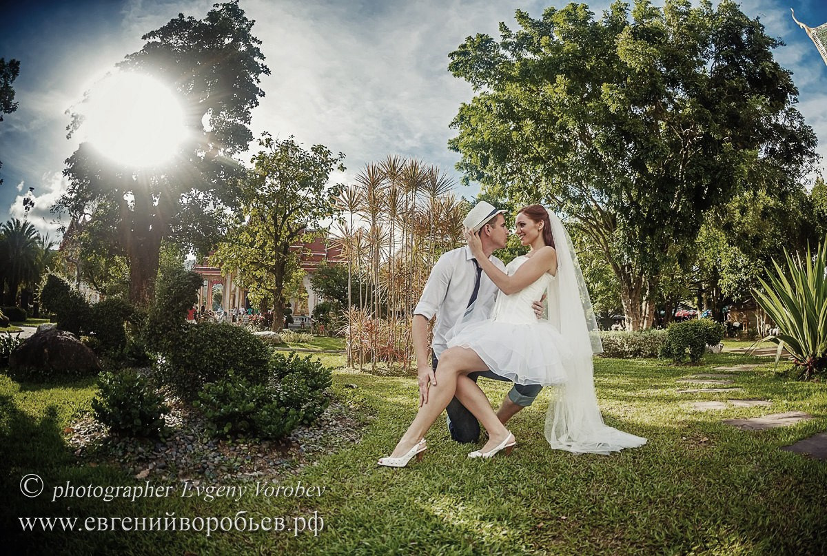 Свадебная фотосессия Пхукет фотограф  Буддистский храм невеста платье жених романтическая фотосъёмка море Ката Карон Найхарн Патонг Найхарн Сурин море счастье радость идея место образ пример фото позы для фотосессии Phuket Naiharn Kata Karon Patong Surin 