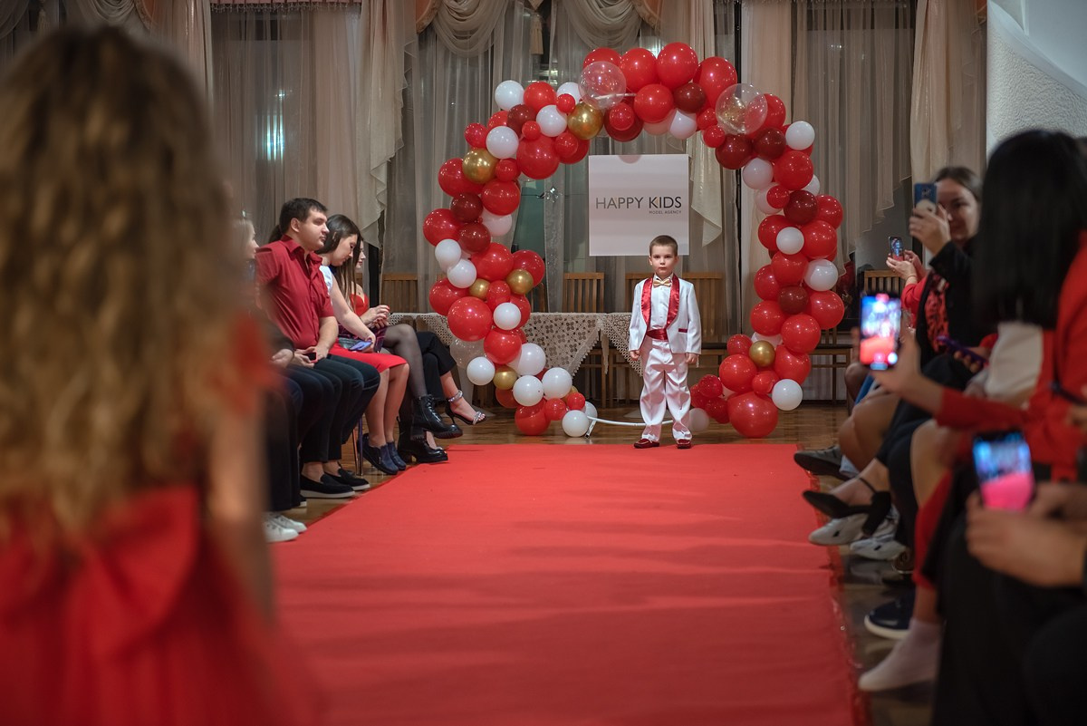 Выпускной в детской школе моделей HAPPYkids 2024. Семейный и коммерческий фотограф в Сочи Александр Бодунов