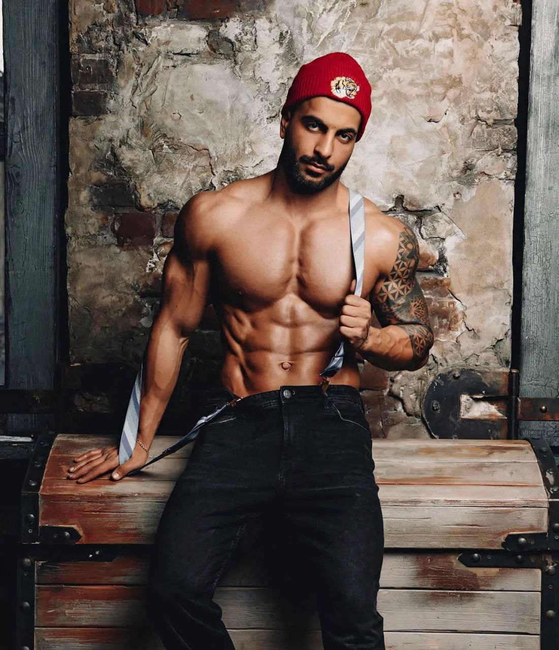 Заур, 183 см, 52-54 р-р. KED Production — продакшн из СПб. Создаём фото, видео и контент, который помогает брендам и селлерам продавать больше