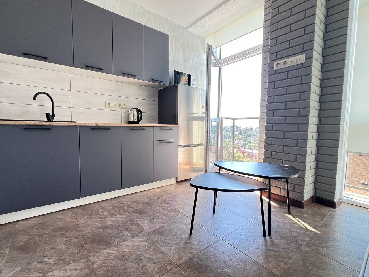 Классная двухуровневая квартира с потрясающим видом на город, со своей парковкой. Квартиры посуточно, длительно в Сочи, LARA APART GROUP