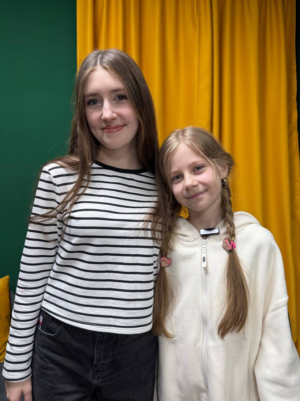 Алиса Клагиш на фото с участником молодёжного объединения Пропаганда на интервью.