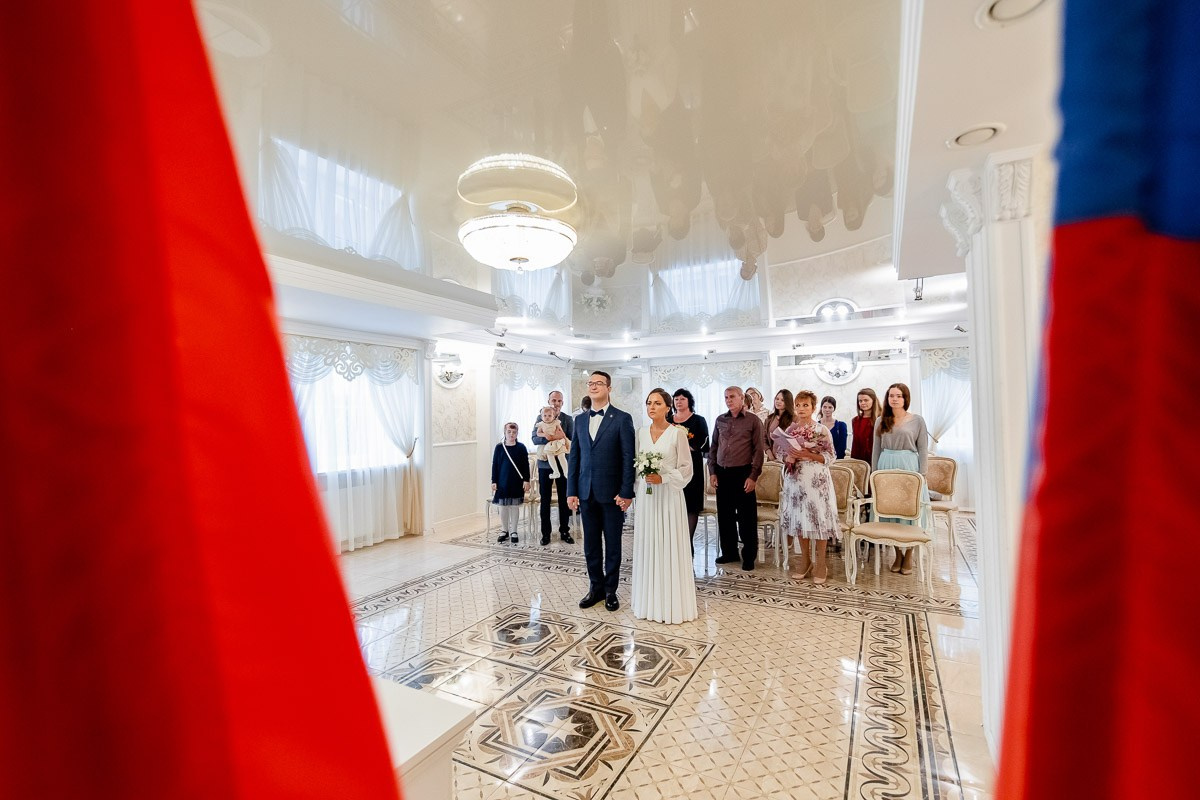 Жених и невеста. Роспись в ЗАГСе Петергофа.