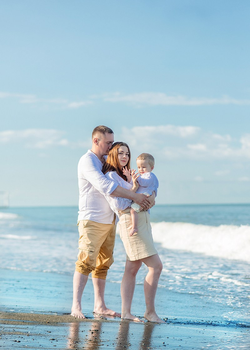 семья на песочном берегу адлера