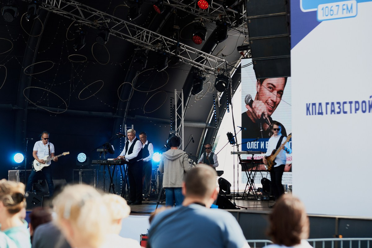 Репортаж для VIP зоны КПД Газстрой: выступление Родиона и Олега Газмановых. Репортажный и женский фотограф в Новосибирске