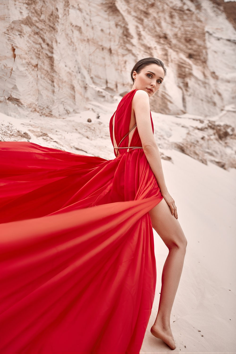 Съемка в пустыне в красном платье. Главная
