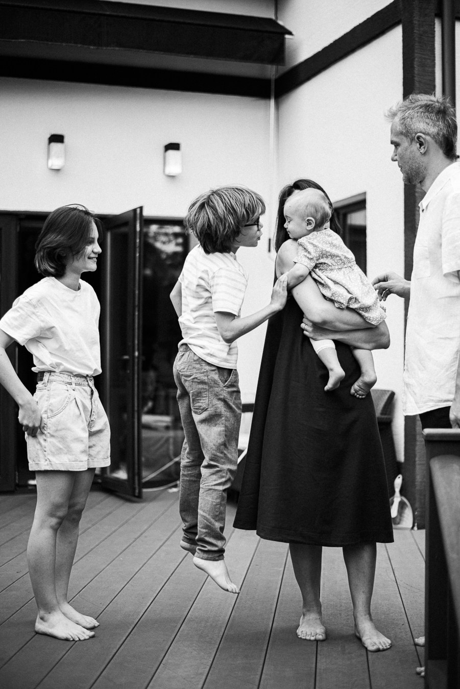 Коля, Ксюша, Саша, Андрей, Кира и бабушки | на даче