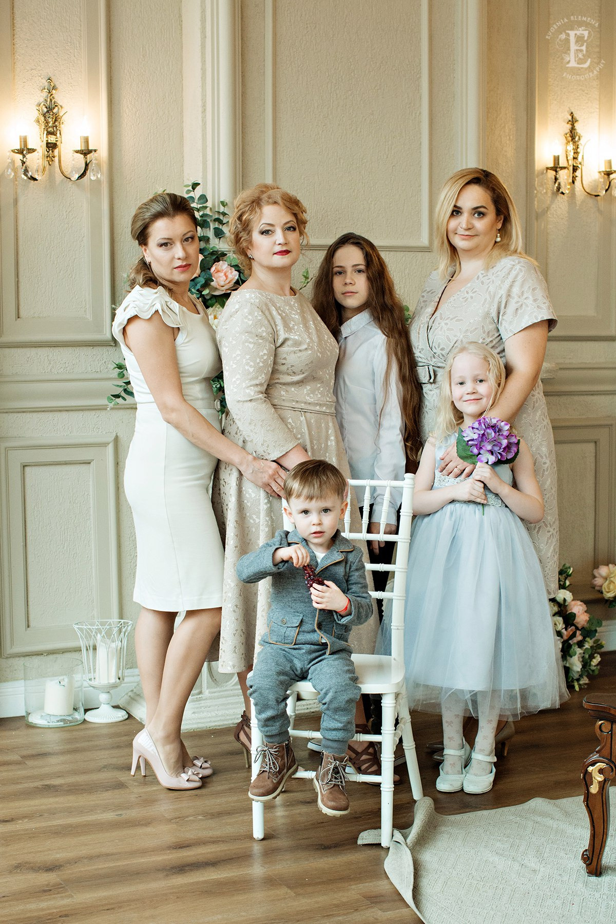 В студийном интерьере. Семейный и портретный фотограф в Санкт-Петербурге Евгения Елемена