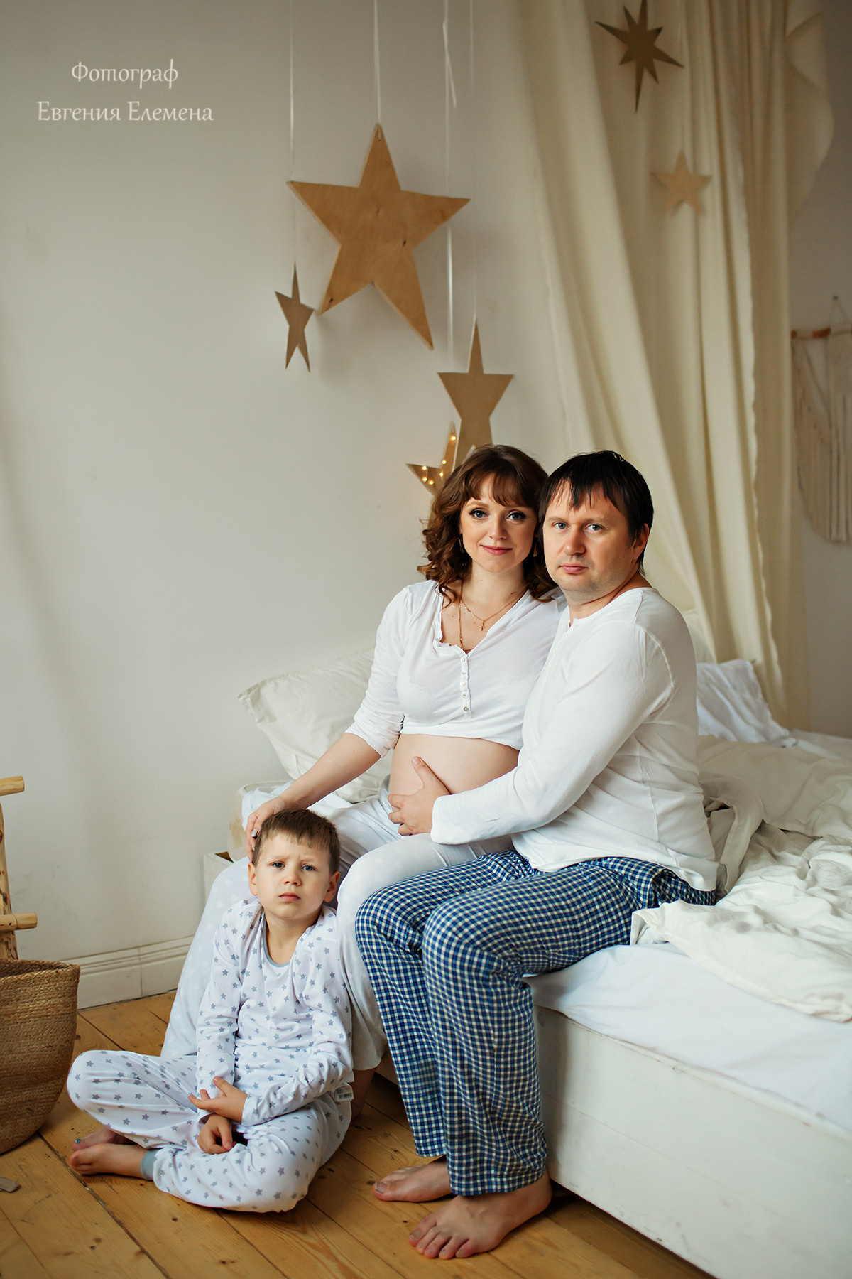 В студийном интерьере. Семейный и портретный фотограф в Санкт-Петербурге Евгения Елемена