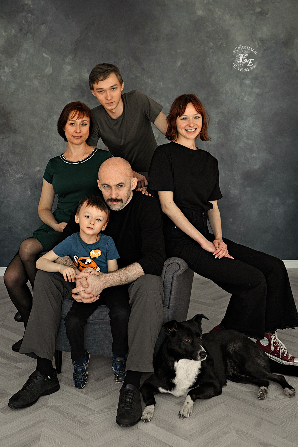 В студийном интерьере. Семейный и портретный фотограф в Санкт-Петербурге Евгения Елемена