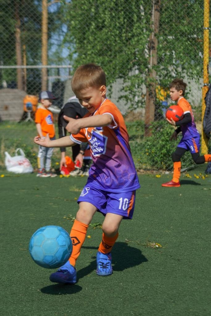 На фотографии запечатлен момент напряженной борьбы на футбольном поле. Автор фотограф: Додров. Ph: dodrov.