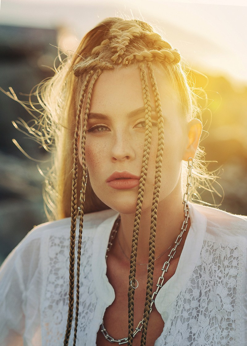 портрет красотки с косами