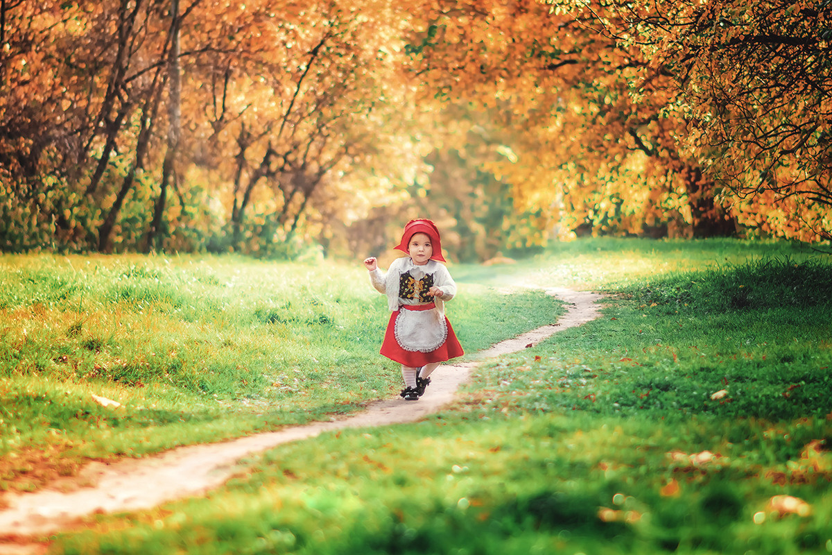 Тематическая фотосессия под названием "Красная шапочка" для годовалой девочки.