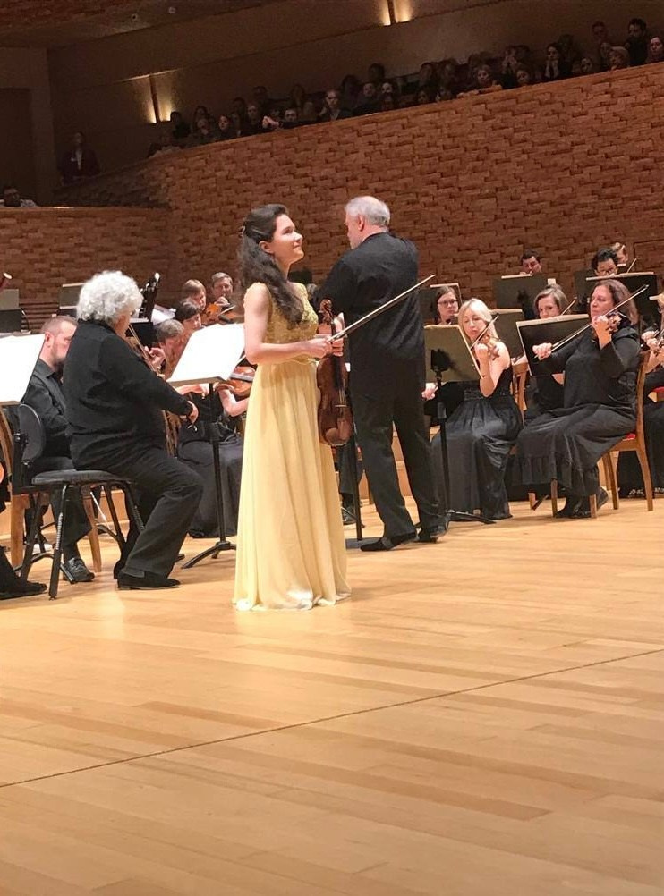 На сцене. Скрипачка Анна Савкина