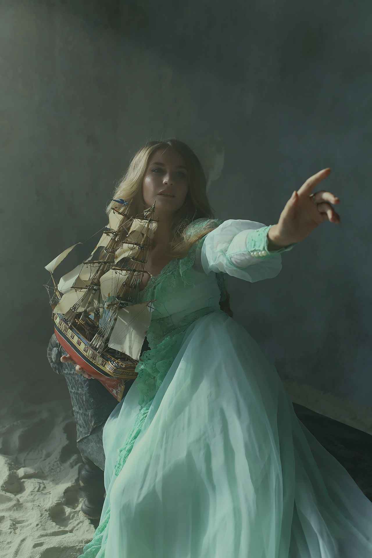 Девушка и море. Художественная винтажная фотография