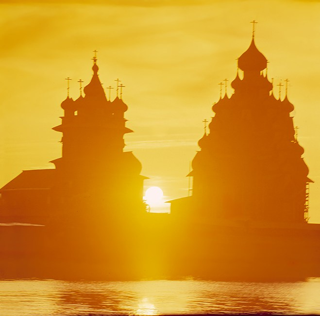 Кижский погост. Покровская и Преображенская церкви