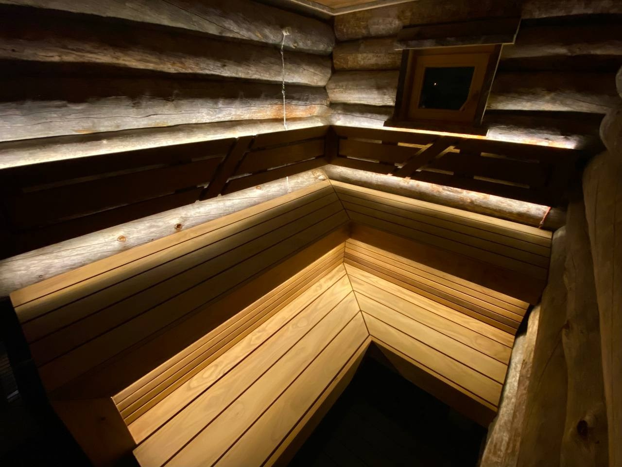 Парная в Низино: стены из Kelo, термоольховые полки в два уровня и дизайнерский подспинник с мягкой LED-подсветкой. SaunaTopMasters