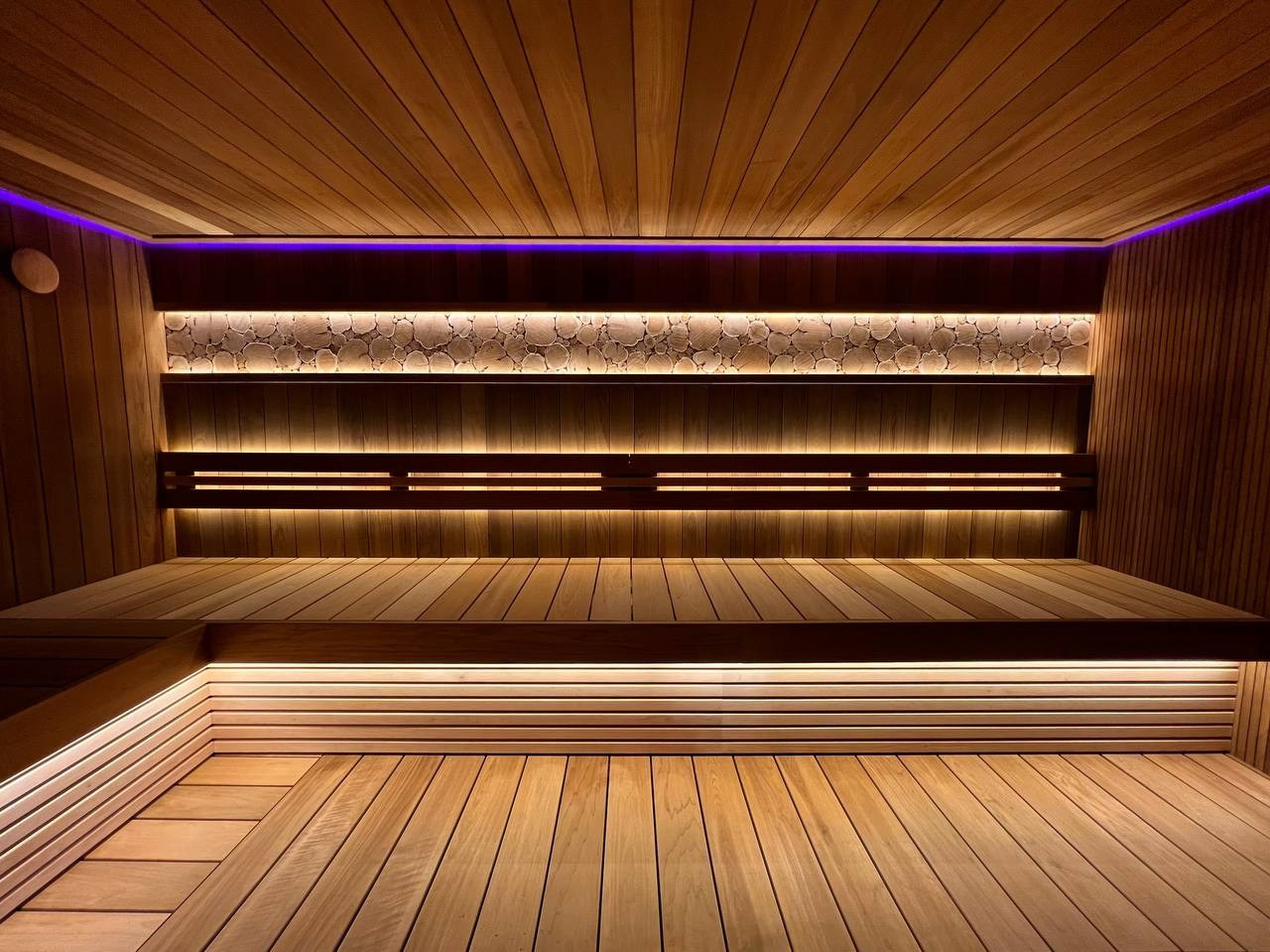 Русская баня по-серому в Ленинском легко соберёт большую компанию, а парильный стол подарит особое удовольствие парения в четыре руки. SaunaTopMasters