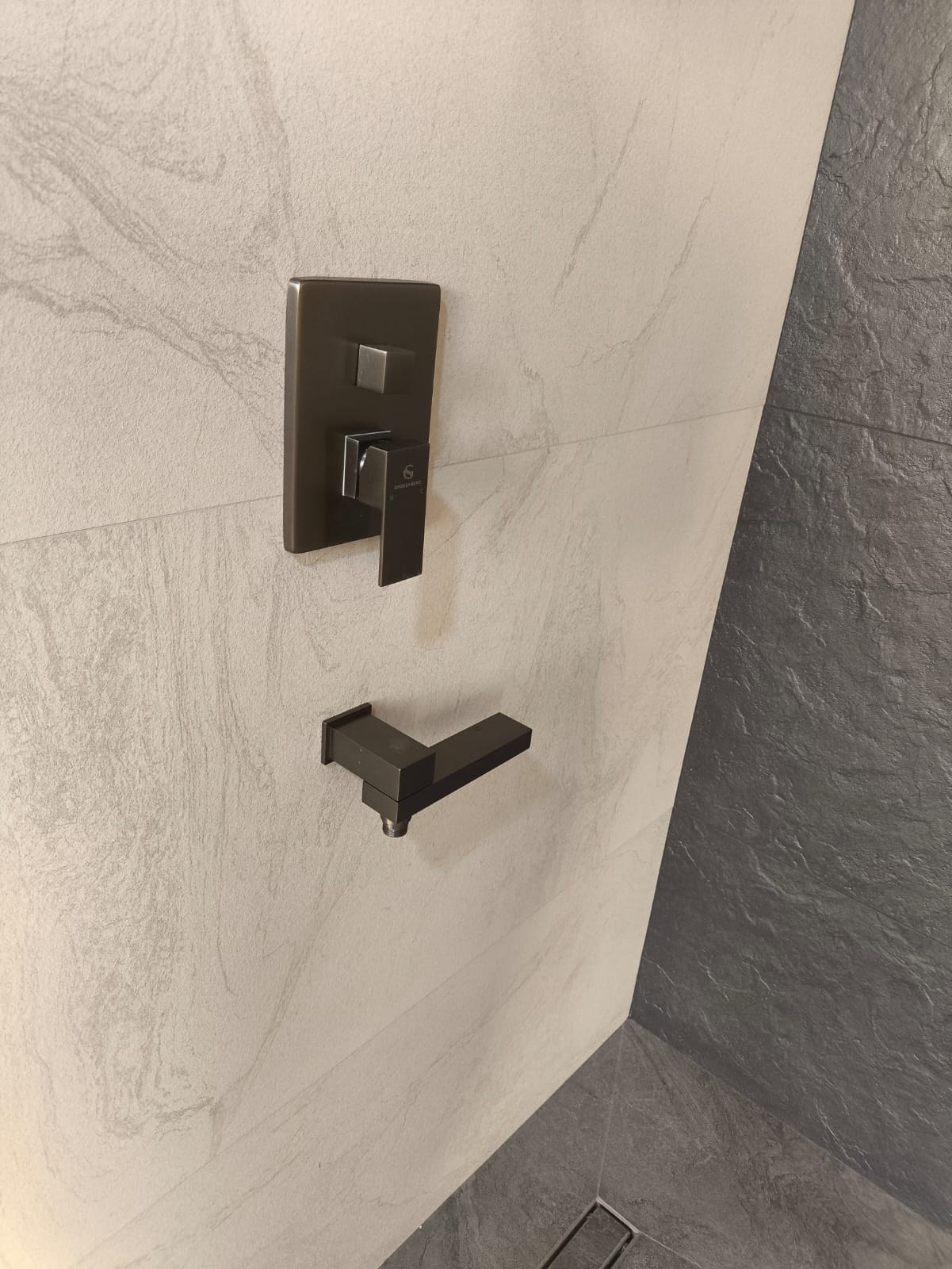 Зона душевой кабины в ванной комнате 