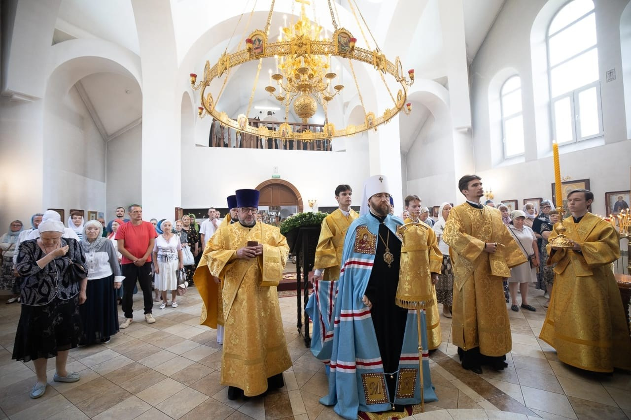 Митрополит Игнатий совершил божественную литургию в храме Всех скорбящих Радость. Саратовское Северо-Западное благочиние