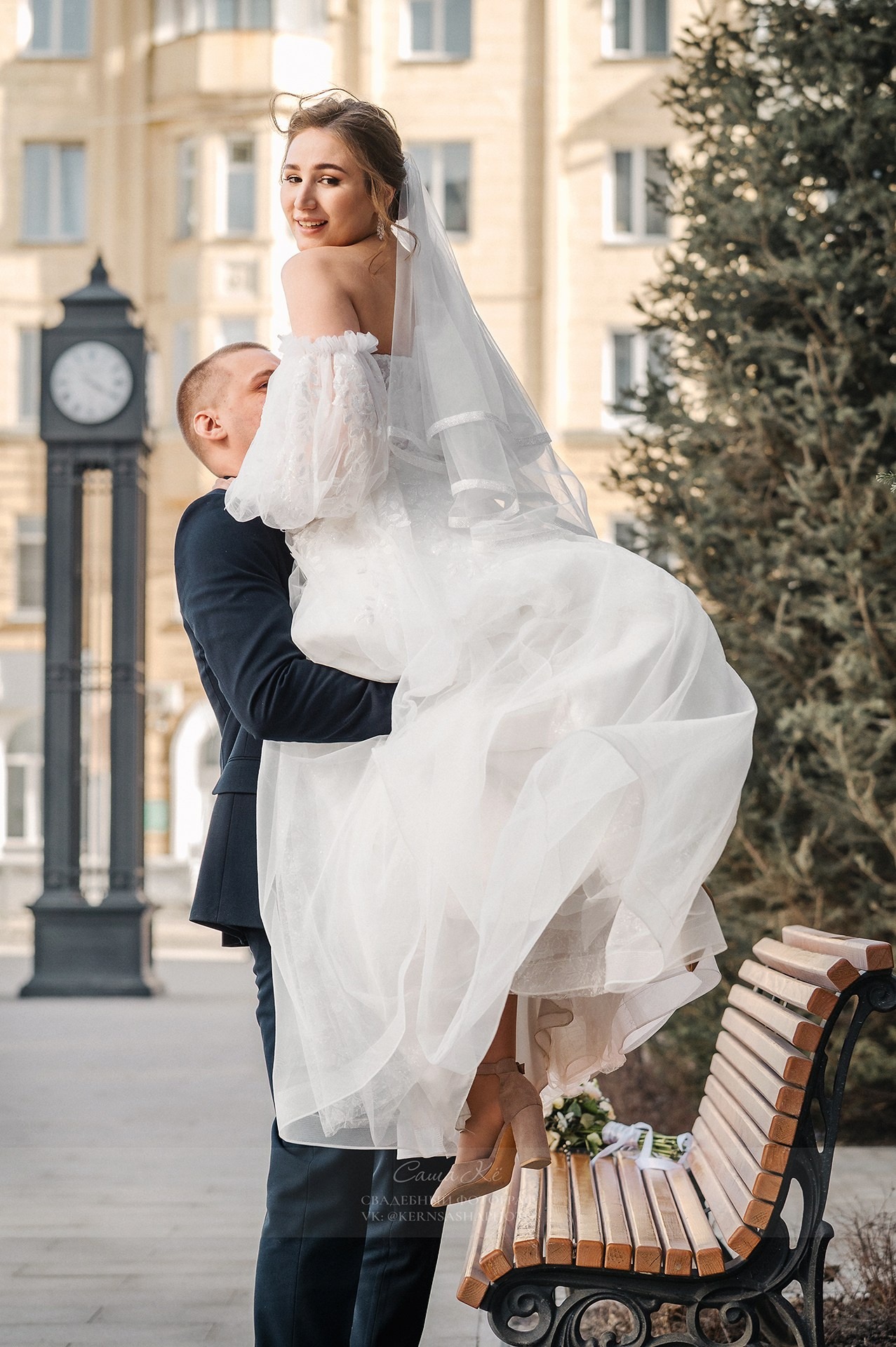 Рабочий день фотографа на свадьбе — от подготовки до последнего кадра. Запишитесь, чтобы иметь полный фотоотчет самого важного дня.