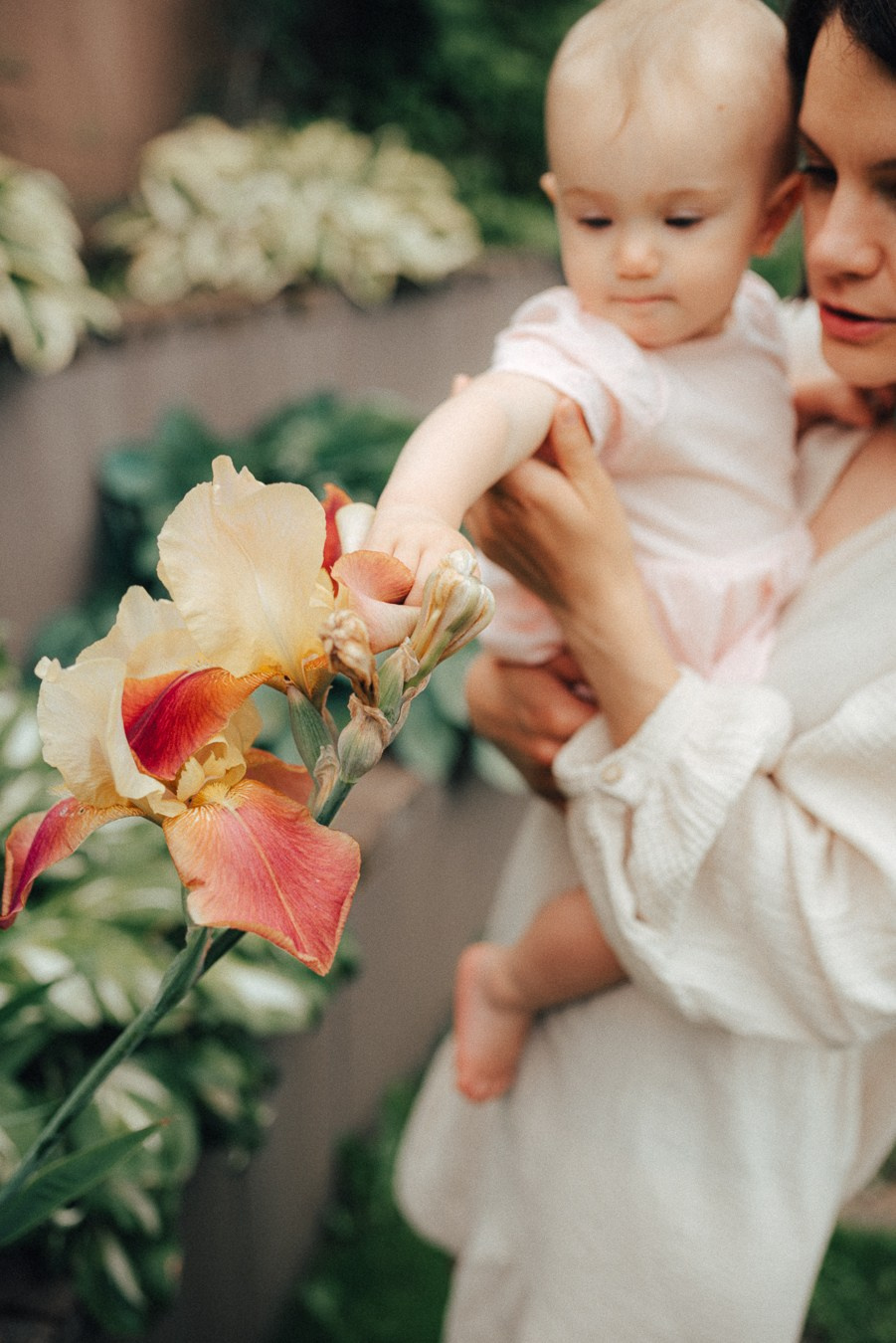 Коля, Ксюша, Саша, Андрей, Кира и бабушки | на даче