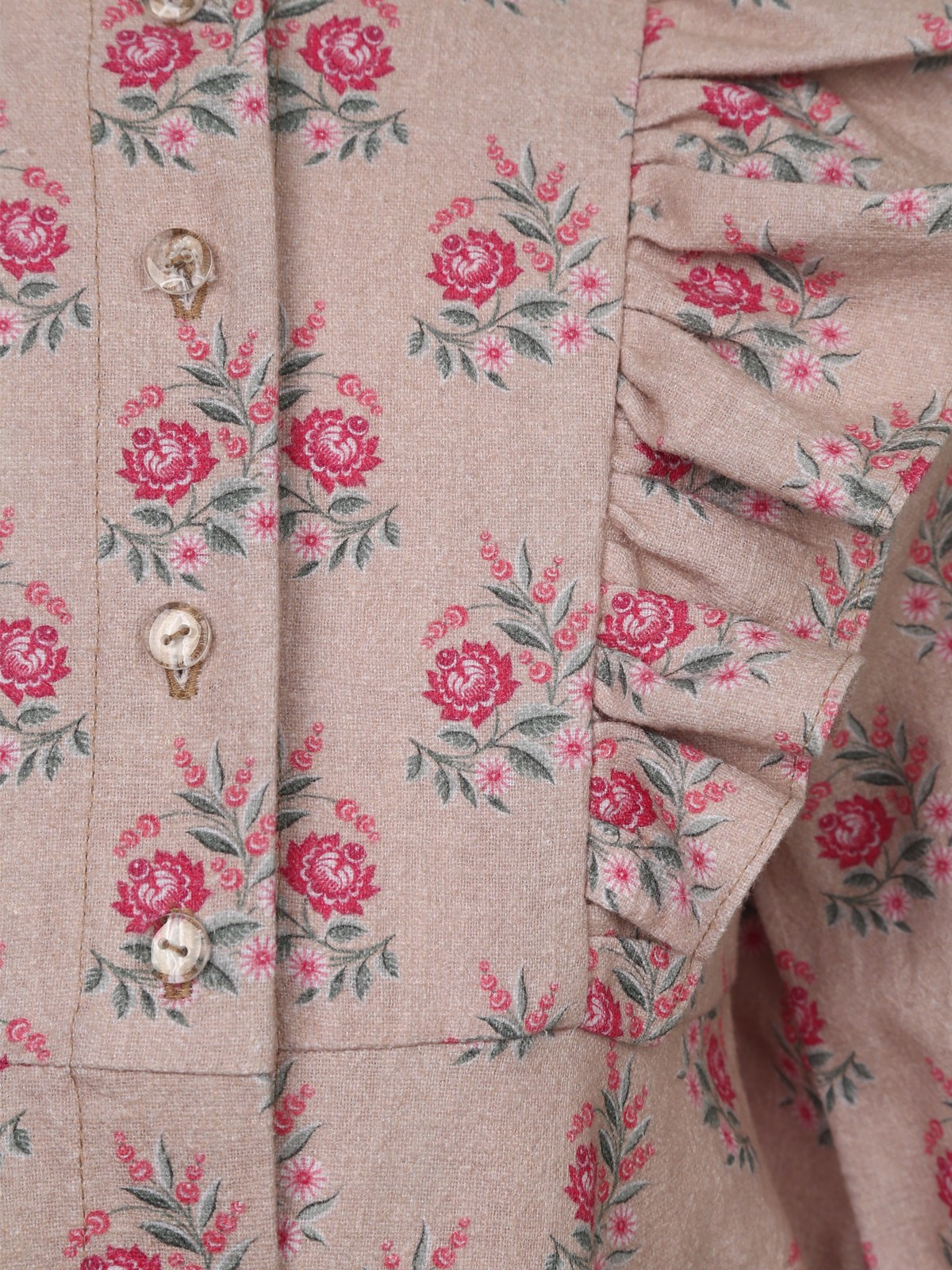 «Профессиональная каталожная фотосъемка детской одежды на манекене с акцентом на детали»