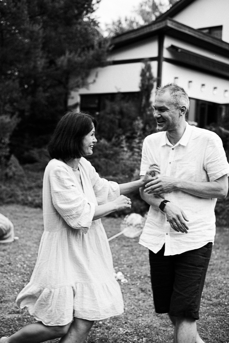 Коля, Ксюша, Саша, Андрей, Кира и бабушки | на даче