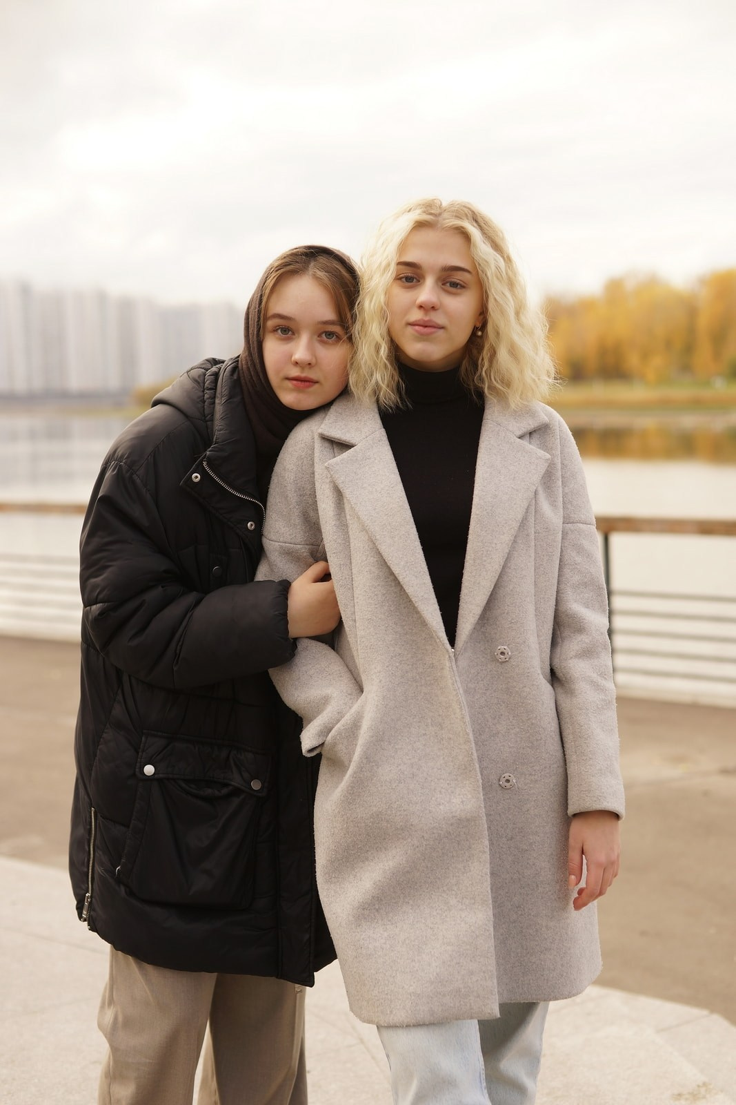 Осенняя фотосессия для выпускного альбома 11 класса: пример вдохновения от гимназистов Сосновоборска. СИГМА | Студия выпускных альбомов Красноярск