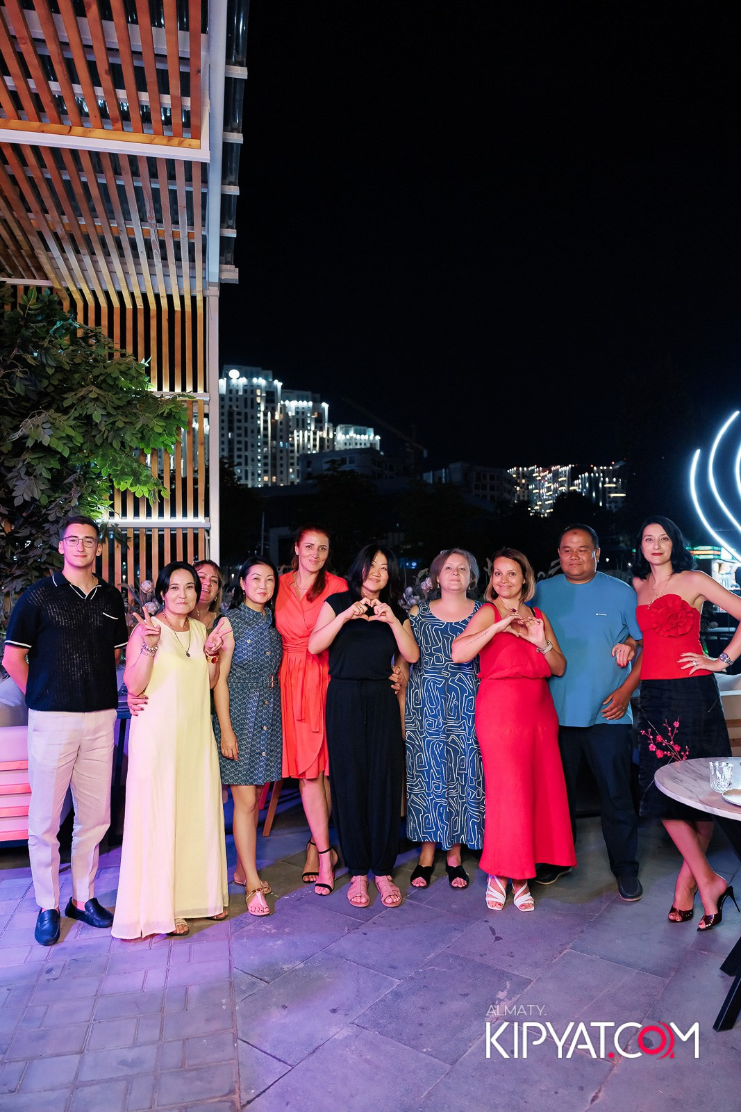 FRIENDS BAR & TERRACE. КИПЯТКОМ АЛМАТЫ!