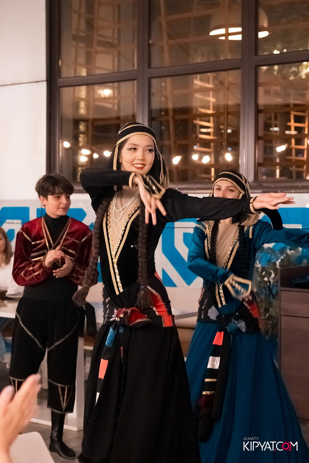 ОТКРЫТИЕ ЛЕТНЕЙ ТЕРАССЫ В РЕСТОРАНЕ ЛАРИСС ИВАННУ ХАЧУ. КИПЯТКОМ АЛМАТЫ!