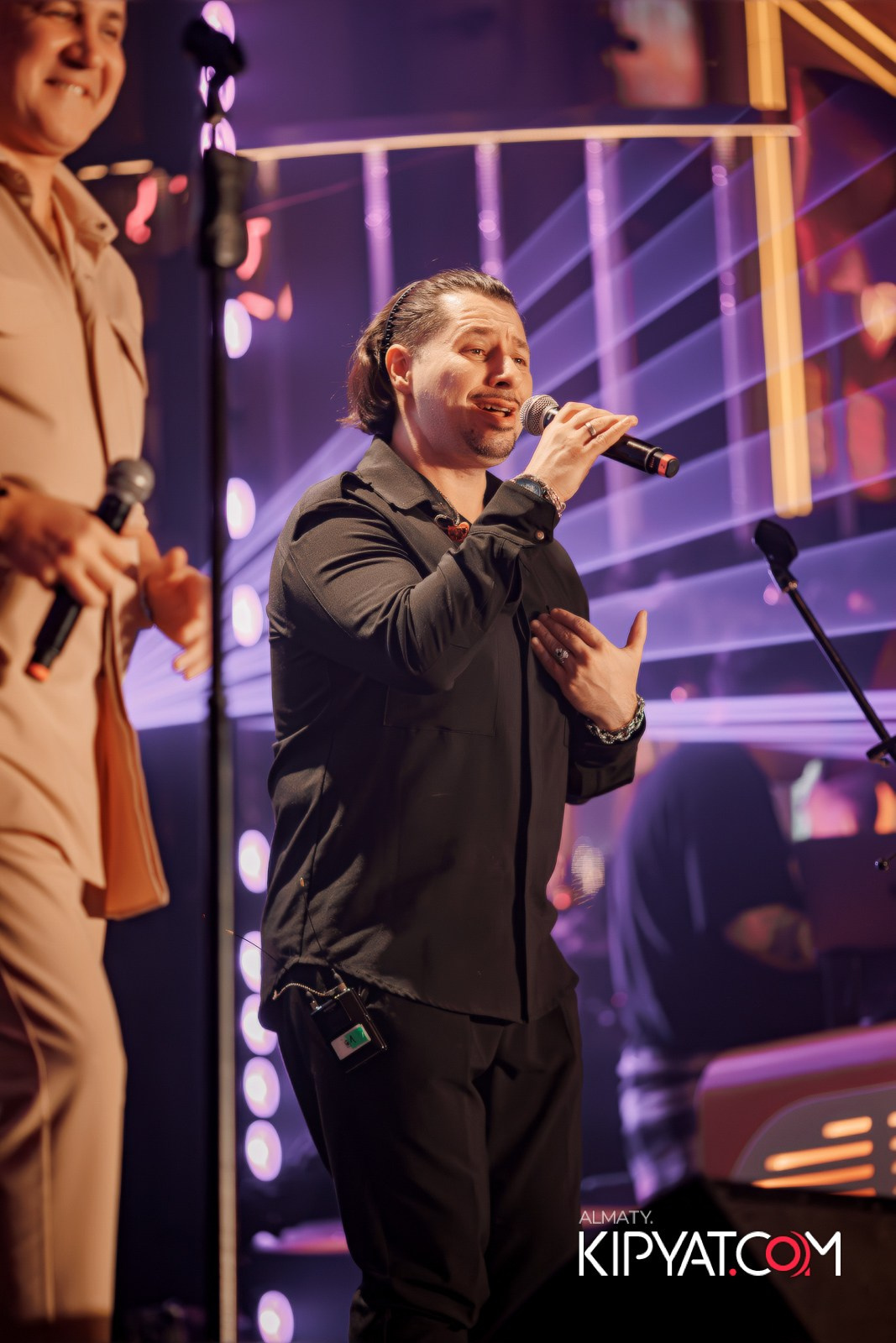 SANTA BARBARA — ПИТ ДЖЕЙСОН (ГР. ПРЕМЬЕР-МИНИСТР) И ИЛЬЯ ЗУДИН (ГР. ДИНАМИТ) НА ПРЕДНОВОГОДНЕЙ ВЕЧЕРИНКЕ. КИПЯТКОМ АЛМАТЫ!