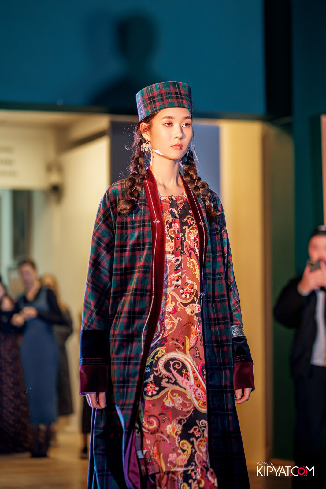 FASHION ПОКАЗ, КАЗАХСКОЙ НАЦИОНАЛЬНОЙ ОДЕЖДЫ. КИПЯТКОМ АЛМАТЫ!