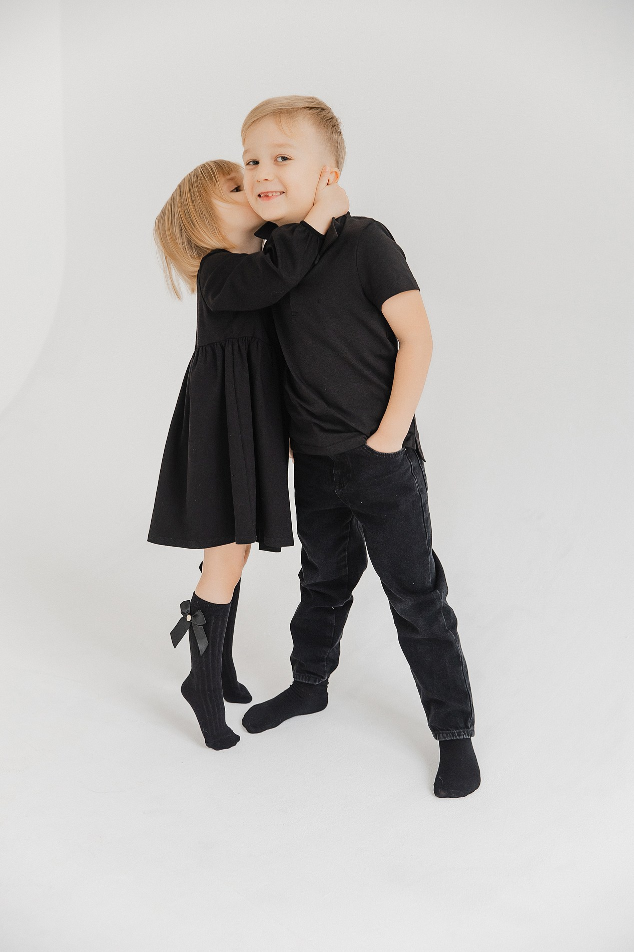 Семейная фотосессия на белом фоне. Фотограф Олеся Жомер