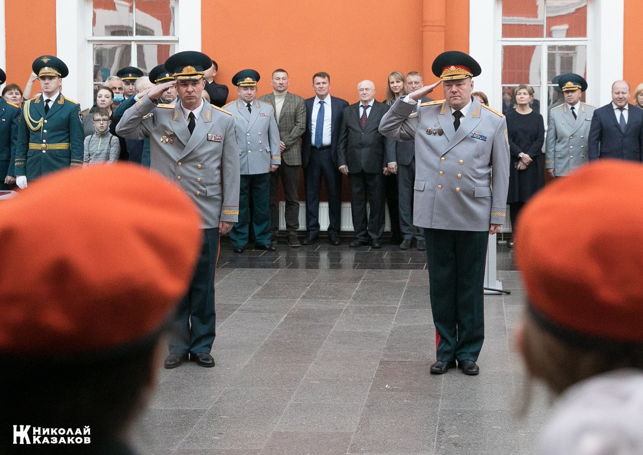 Воспитанники кадетских классов МЧС во время торжественного посвящения в кадеты в Атриуме Петропавловской крепости 