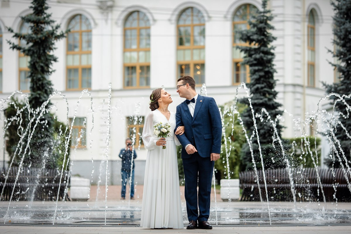 Жених и невеста на фоне ЗАГСа Петергофа.