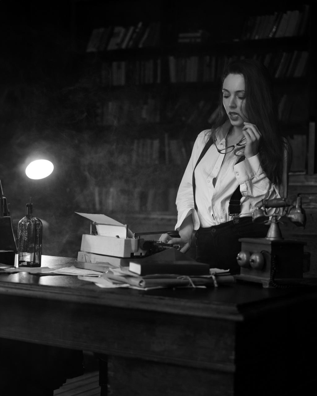 гангстер из 50-х годов разговаривает по телефону около стола в дымке