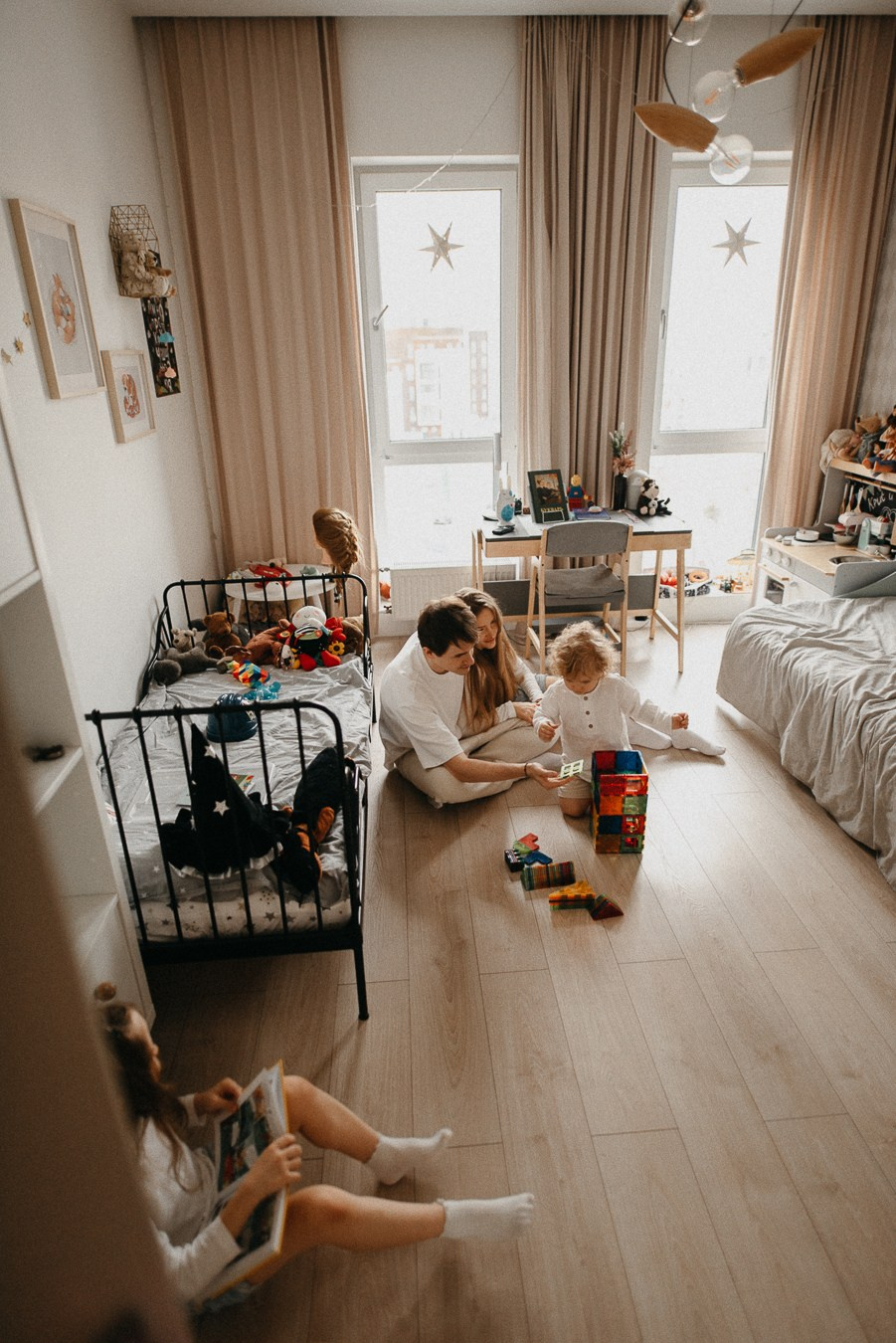 Костя, Яна, Кристина, Леон | дома